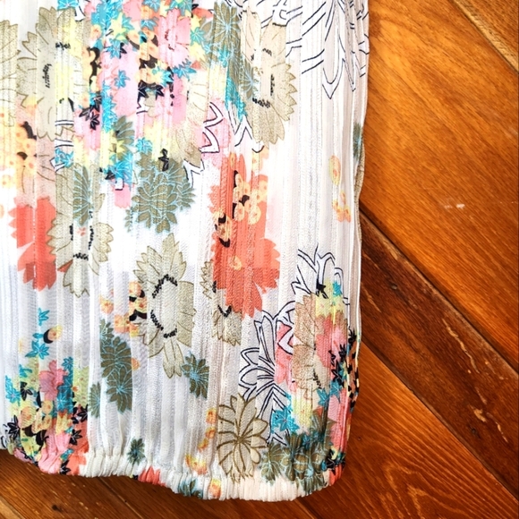 Roz & Ali small pleated flutter sleeve floral blouse - Picture 6 of 11